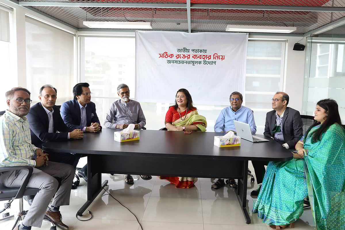 জাতীয় পতাকার সঠিক রঙের প্রয়োগ নিয়ে উত্তরার বার্জার পেইন্টস ভবনে প্রাথমিক আলোচনা অনুষ্ঠিত হয়। বাঁ থেকে মহসীন হাবিব চৌধুরী, নিসার হোসেন, রূপালী চৌধুরী, মতিউর রহমান, এ কে এম সাদেক নেওয়াজ। গতকাল সকালে