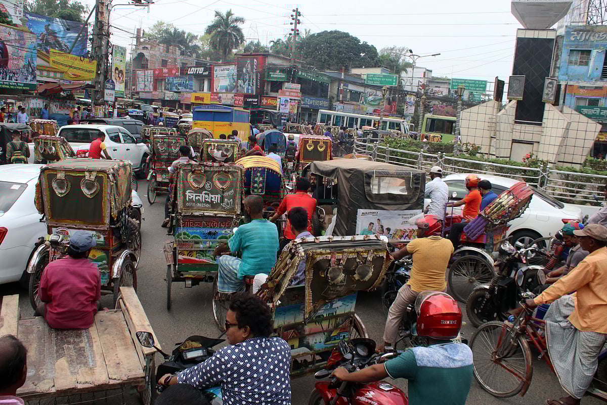 বগুড়ার সাতমাথা মোড়ের এক পাশে হরতালের সমর্থনে বাম গণতান্ত্রিক জোটের নেতারা যখন বক্তব্য দিচ্ছিলেন, অন্য পাশের সড়কগুলোতে তখন প্রচণ্ড যানজটে নাকাল সাধারণ মানুষ