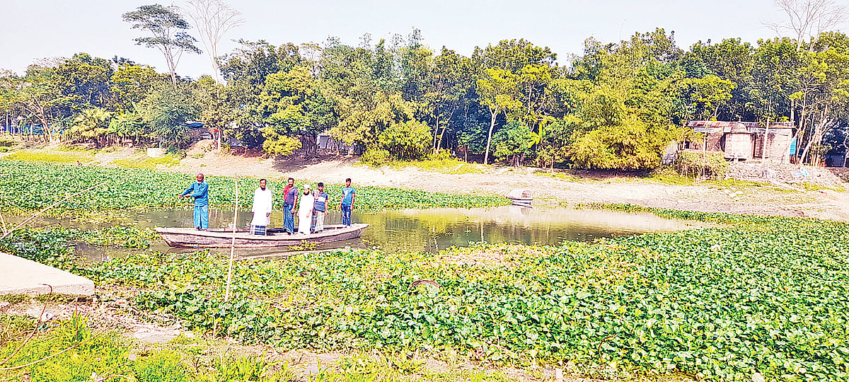 খেয়ানৌকায় মাঝি নেই। রশি টেনে টেনে লোকজন পার হন। সম্প্রতি ফরিদপুরের সালথা উপজেলায় কুমার নদে