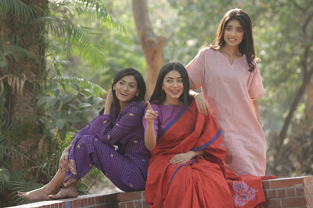 বিভিন্ন সময় নারীরা প্রতিবাদের ভাষা হিসেবে বেছে নিয়েছেন বেগুনি, গোলাপি, কমলা ইত্যাদি রং। মডেল: আনসা, উর্বি ও নীলাঞ্জনা, পোশাক: যাত্রা/যাত্রা মেলা, সাজ: পারসোনা