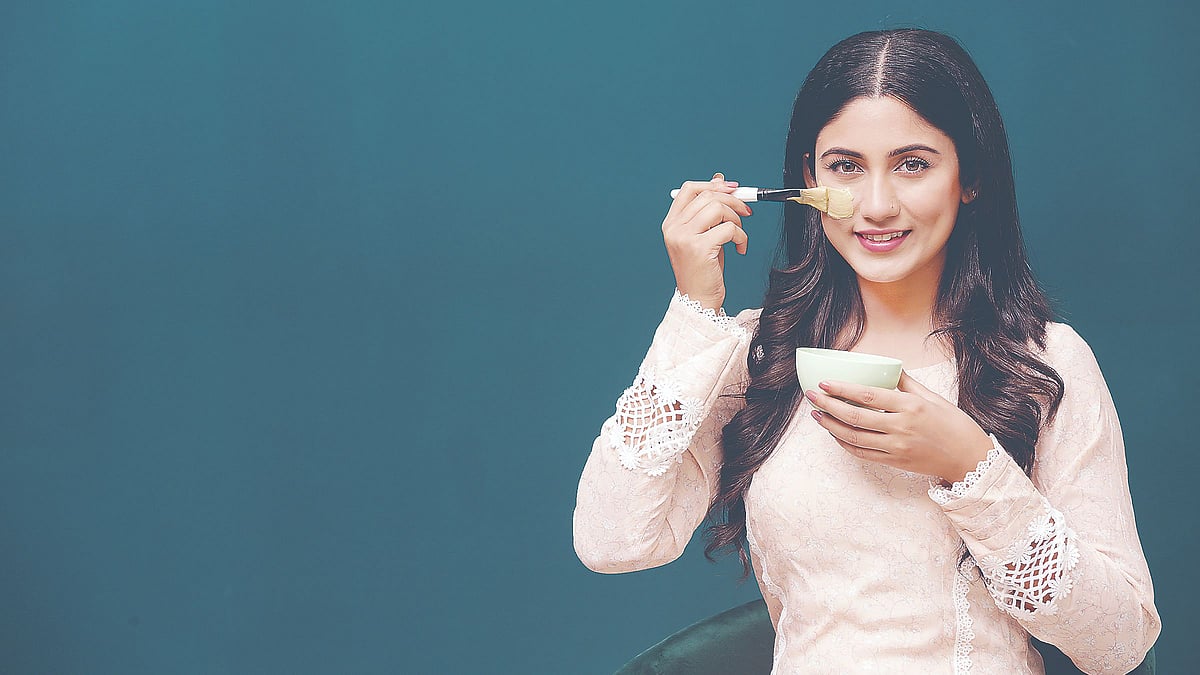আবহাওয়া উষ্ণ হলে ত্বকও হয়ে পড়তে পারে শুষ্ক, প্রয়োজন বাড়তি যত্ন। মডেল: অভিনেত্রী সাফা কবির