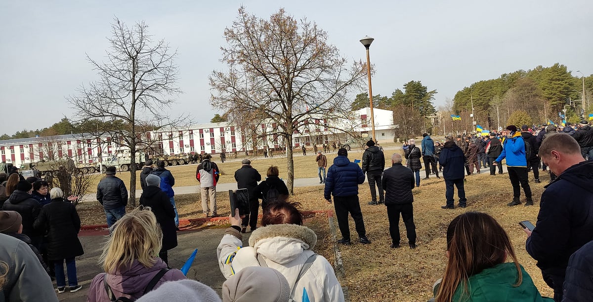 স্লাভুতিচ শহরে টহল দিচ্ছে রুশ সেনাবাহিনী যানগুলো