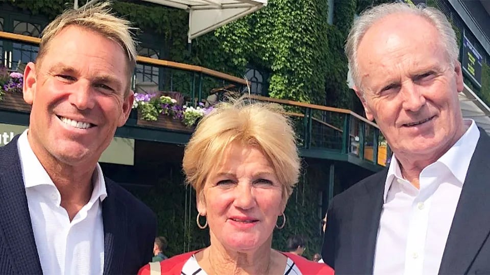 মা–বাবার সঙ্গে শেন ওয়ার্ন। এ ছবি এখন শুধুই স্মৃতি