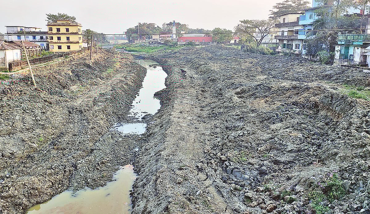 সুনামগঞ্জের জগন্নাথপুর উপজেলার নলজুর নদ খনন করে খাল বানানো হচ্ছে। সম্প্রতি উপজেলা পরিষদের সি/এ মার্কেটে