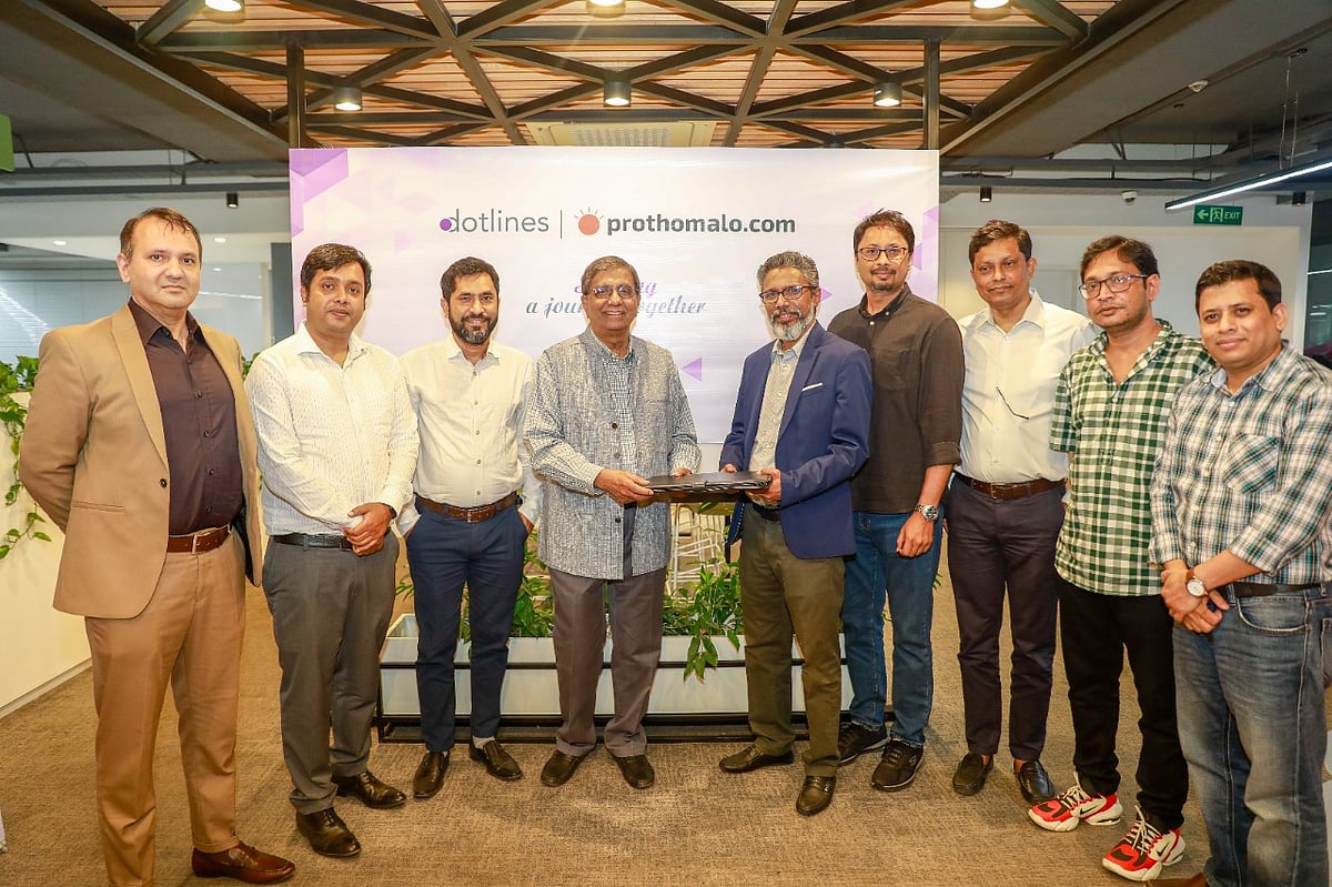 চুক্তি সই অনুষ্ঠানে (বাঁ থেকে) ডটলাইনস গ্রুপের চিফ ফাইন্যান্স অফিসার মহিউদ্দিন রাস্তি মোর্শেদ, প্রথম আলোর হেড অব ডিজিটাল বিজনেস জাভেদ সুলতান, ডটলাইনস–এর হেড অব ডিজিটাল বিজনেস এস কে আরেফিন জিহাদ, প্রথম আলো সম্পাদক মতিউর রহমান, ডটলাইনস গ্রুপের প্রেসিডেন্ট মাহবুবুল মতিন, গ্রুপের নির্বাহী পরিচালক হাসান মেহেদী, গ্রুপের রাইড শেয়ারিং প্রতিষ্ঠান কার্নিভাল হুইলস–এর পরিচালক আবুল কালাম আজাদ, গ্রুপের চিফ টেকনিক্যাল অফিসার ইফতেখার উদ্দিন চৌধুরী ও কার্নিভাল ইন্টারনেটের হেড অব অপারেশন্স নজরুল ইসলাম।