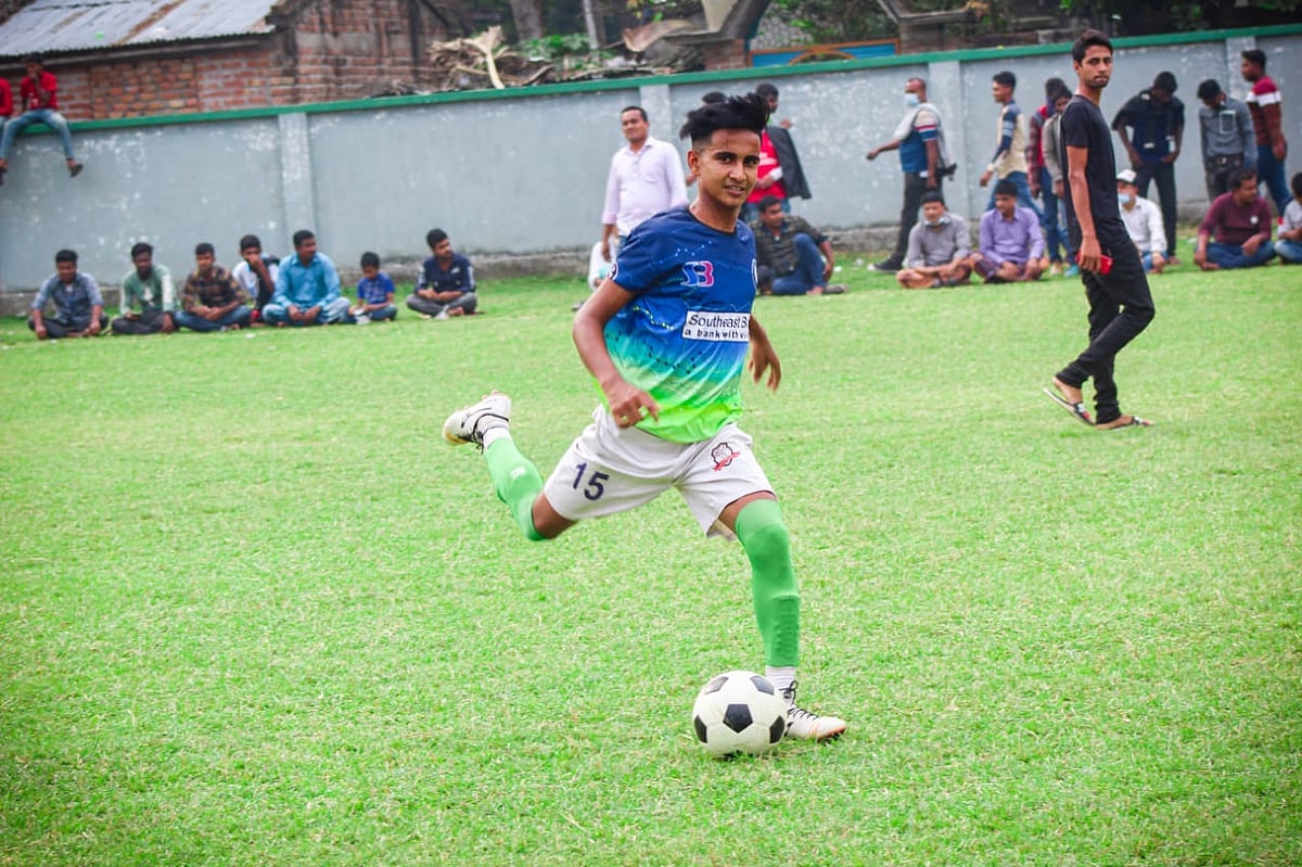 রনি মিঞ্চা, ফুটবল যাকে স্বপ্ন দেখাচ্ছে