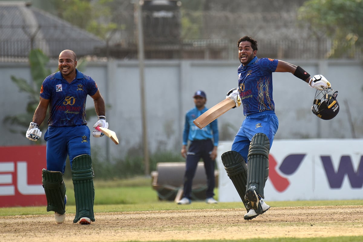 দল জেতানোর পর লিজেন্ডস অব রূপগঞ্জের তানভীর হায়দার (বাঁয়ে) ও মুক্তার আলীর উল্লাস