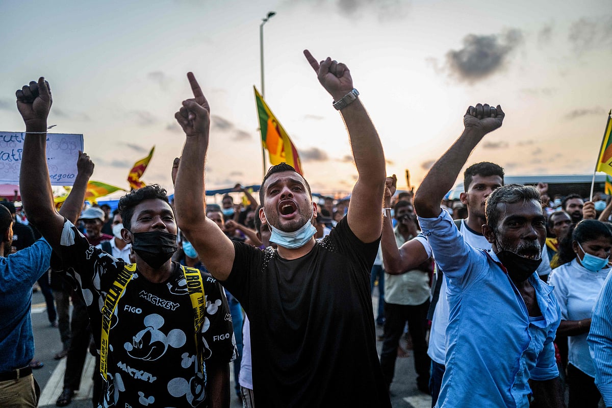 শ্রীলঙ্কার প্রেসিডেন্ট গোতাবায়া রাজাপক্ষের পদত্যাগের দাবিতে দেশটিতে চলমান বিক্ষোভ অব্যাহত রয়েছে। কলম্বোয় প্রেসিডেন্টের দপ্তরের সামনে।