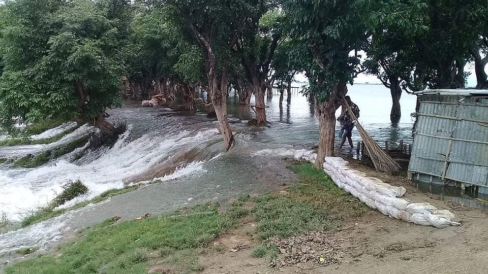 সুনামগঞ্জে বাঁধ উপচে পানি ঢুকছে জেলার তাহিরপুর উপজেলার গুরমার (বর্ধিত অংশ) হাওরে। ছবিটি রোববার বেলা ১১টার দিকে তোলা