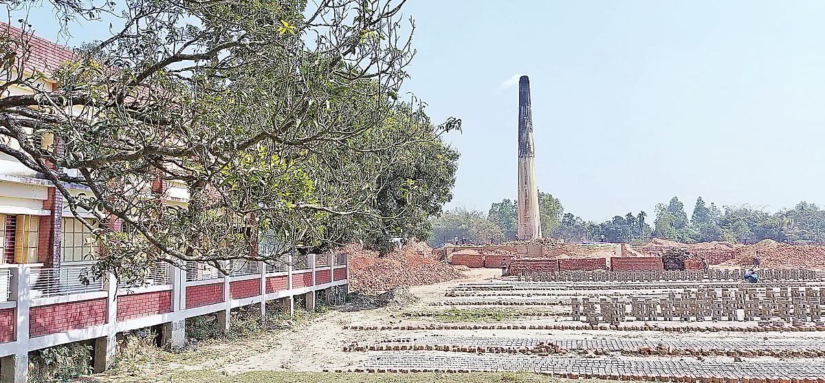 ঠাকুরগাঁওয়ের বালিয়াডাঙ্গী উপজেলার আমতলা সরকারি প্রাথমিক বিদ্যালয়ের সীমানাপ্রাচীর ঘেঁষে চলছে ‘এমএম ব্রিকস’ নামের ইটভাটাটি। গত শনিবার