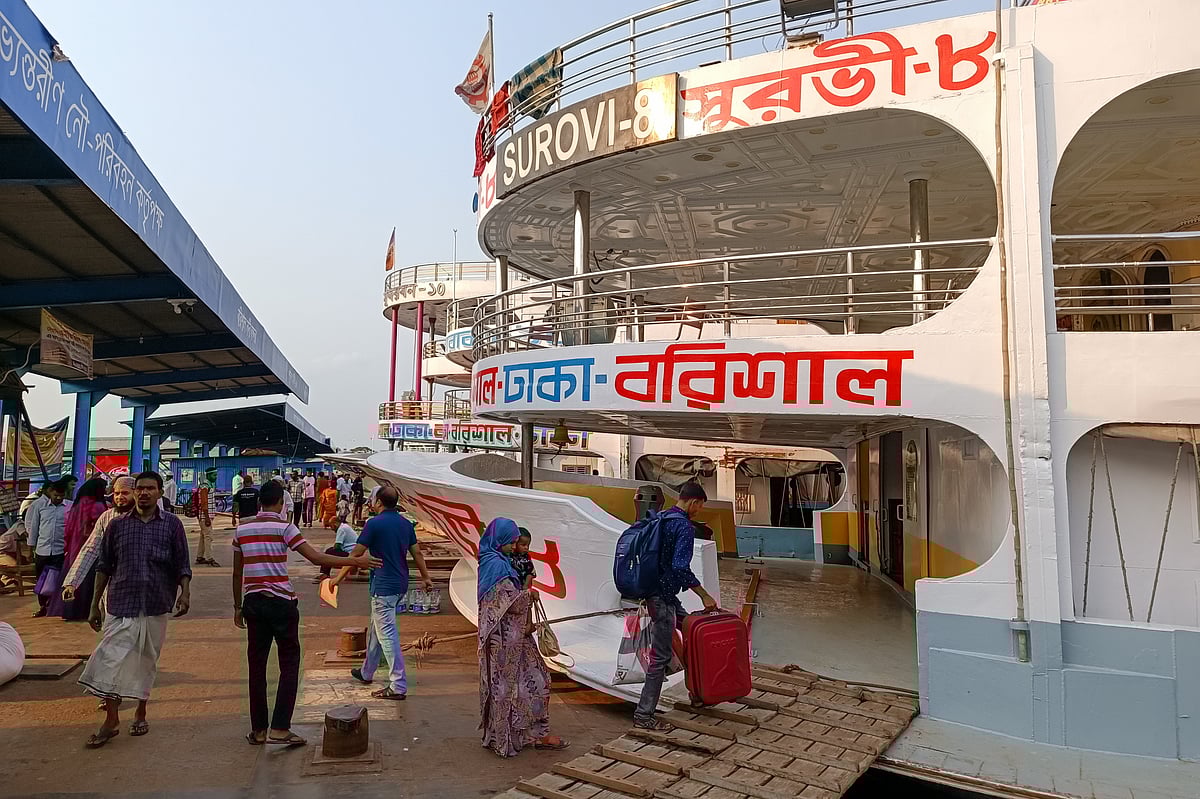 ঈদের আগে ঢাকা-বরিশাল রুটে চলাচলকারী প্রত্যেকটি লঞ্চের ভাড়া আরেক দফা বেড়েছে। বরিশাল নদীবন্দর এলাকায়