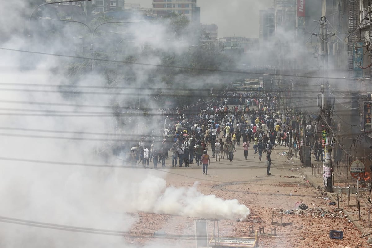 পরিস্থিতি নিয়ন্ত্রণে আনতে কাঁদানে গ্যাস ছোড়ে পুলিশ