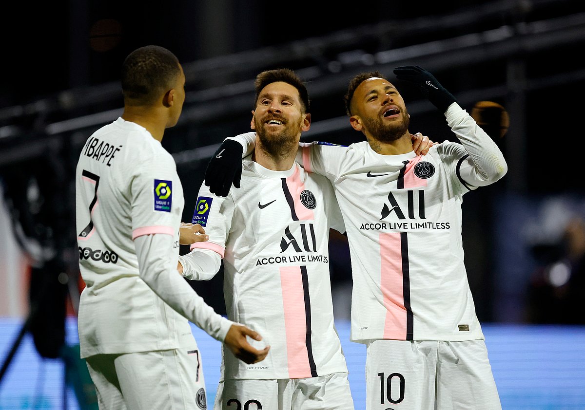 পিএসজির এমএনএম ত্রয়ীর গোল উদ্‌যাপন