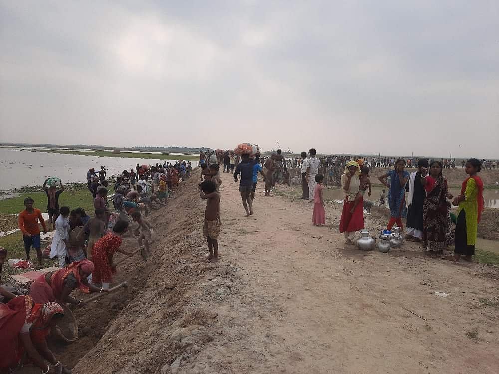 সুনামগঞ্জে হাওরের ফসল রক্ষা বাঁধ সংস্কারে স্বেচ্ছাশ্রমে কাজ করছেন মানুষজন। গতকাল বুধবার বিকেলে জেলার শাল্লা উপজেলার ছায়ার হাওরে