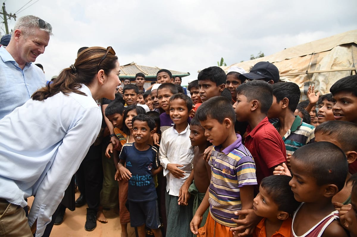 উখিয়ার কুতুপালং আশ্রয়শিবিরে রোহিঙ্গা শিশুদের সঙ্গে কথা বলছেন ডেনমার্কের রাজকুমারী ম্যারি এলিজাবেথ। মঙ্গলবার সকালে