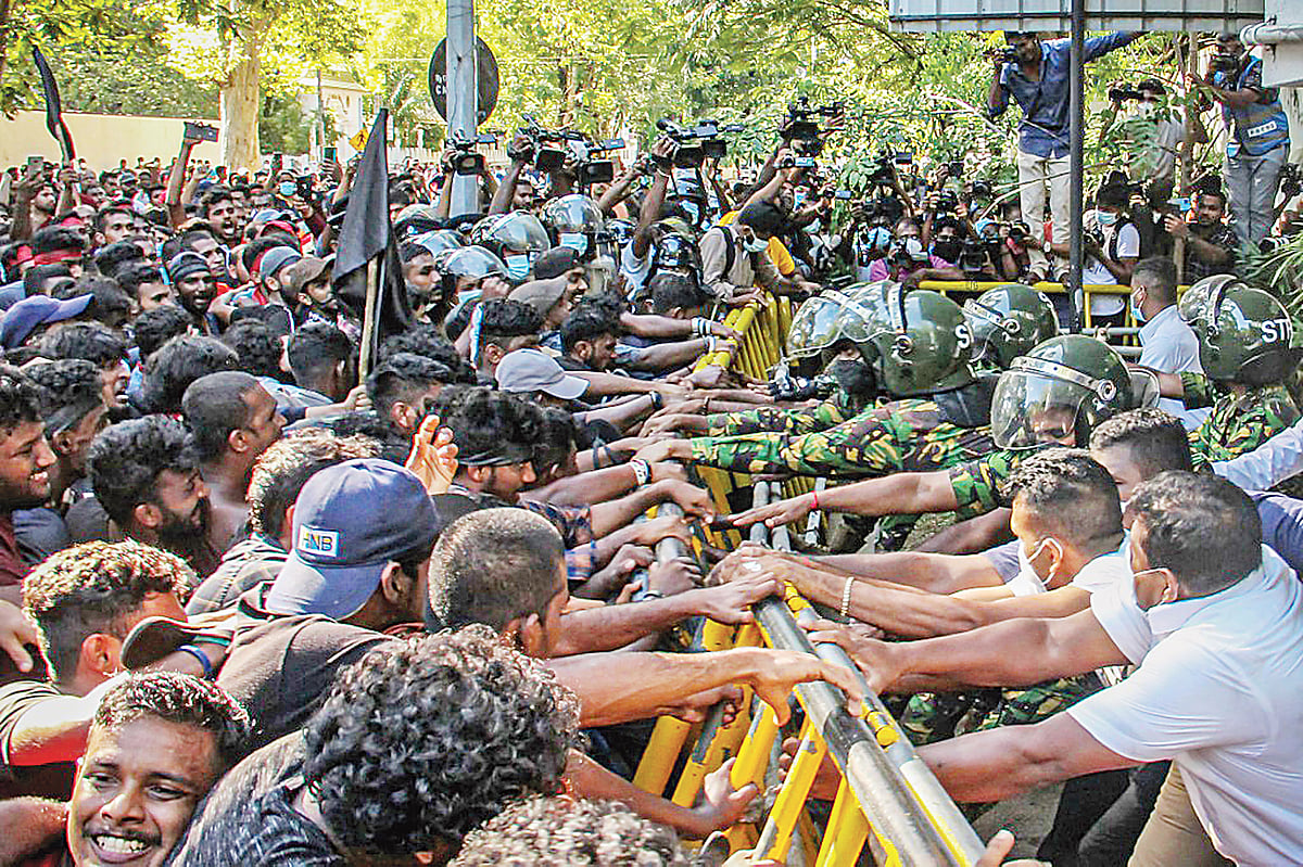 পদত্যাগের দাবিতে শ্রীলঙ্কার প্রধানমন্ত্রী মাহিন্দা রাজাপক্ষের বাড়ির সামনে শিক্ষার্থীদের বিক্ষোভ