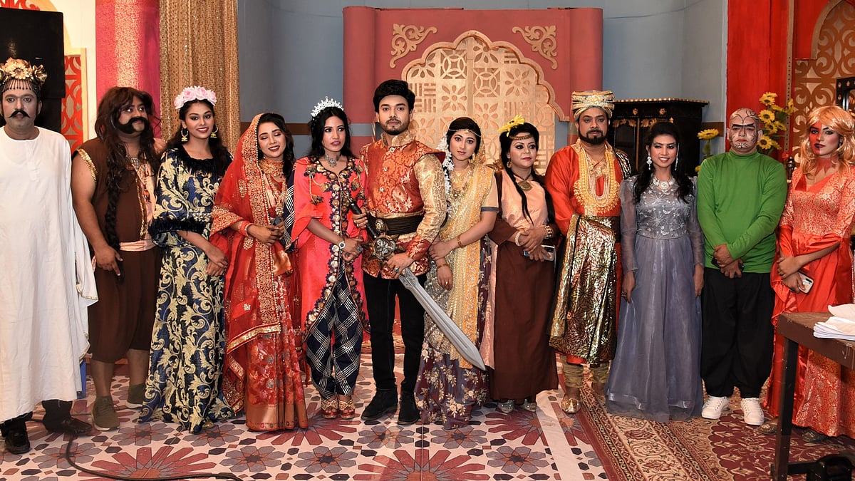 ‘ডালিম কুমার’–এর শিল্পীরা। ছবি: বিটিভির সৌজন্যে।