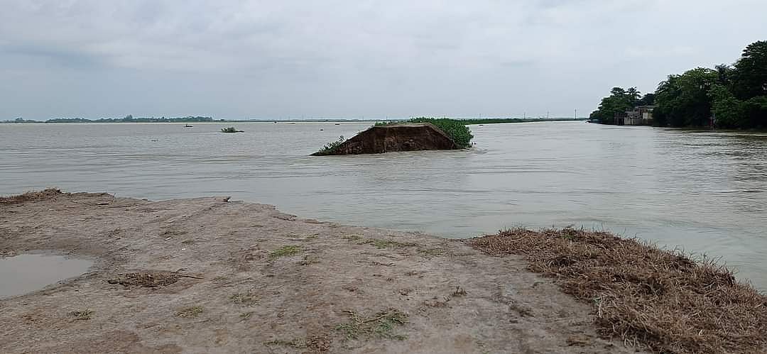 বাঁধ ভেঙে পানি ঢুকে তলিয়ে যাচ্ছে ফসল। সোমবার সকালে সুনামগঞ্জের দিরাই উপজেলার হুরামন্দিরা হাওরে