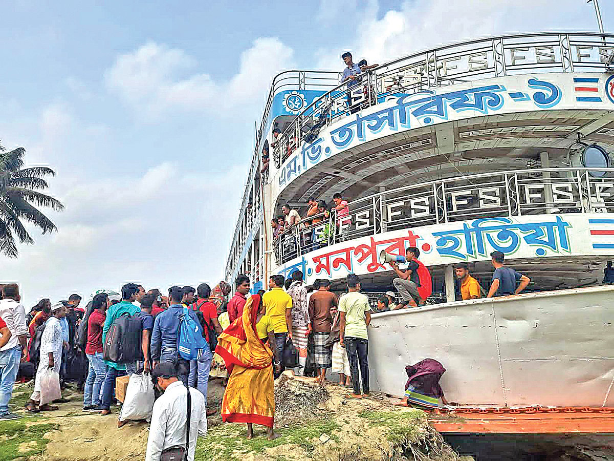 চার মাস ধরে এই লঞ্চঘাটে পন্টুন নেই। ভোগান্তির শেষ নেই যাত্রীদের। প্রতিনিয়ত ঘটছে দুর্ঘটনা। সম্প্রতি মনপুরা উপজেলার কাউয়ারটেকে