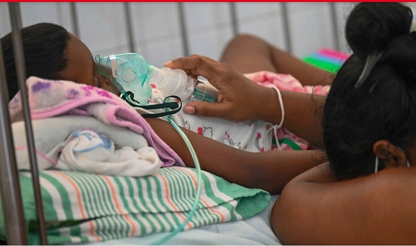 কলম্বোর একটি হাসপাতলে বিছানায় শুয়ে রয়েছে অসুস্থ শিশু