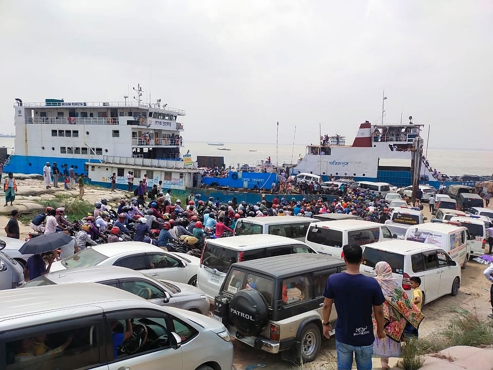 শুক্রবার সকালে শিমুলিয়া ফেরিঘাট যাত্রী, যানবাহন ও মোটরসাইকেলের চাপে অনেকটাই নিয়ন্ত্রণহীন হয়ে পড়েছে