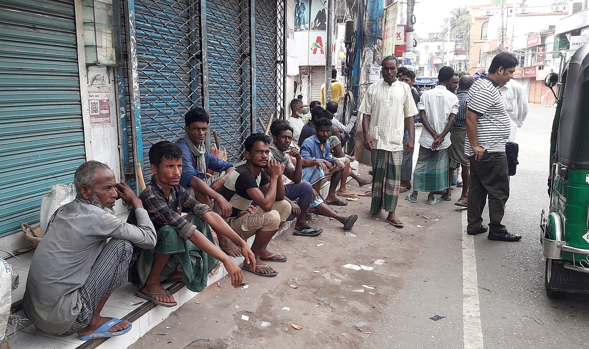 ভাসমান শ্রমিকহাটে কাজের অপেক্ষায় দিনমজুরেরা। গতকাল শুক্রবার সকাল সাড়ে আটটার দিকে মৌলভীবাজার শহরের চৌমোহনা চত্বরে