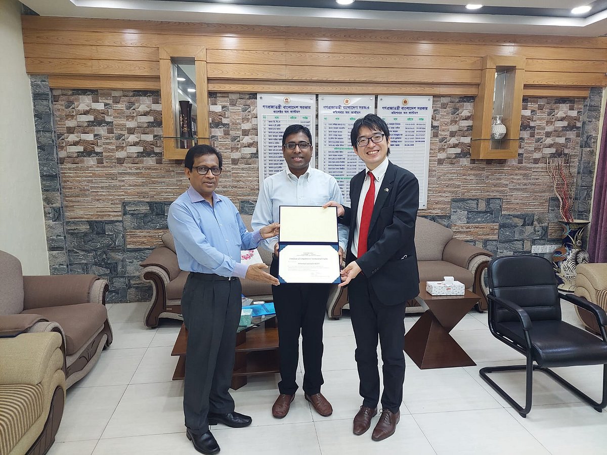 চট্টগ্রাম কাস্টমসের উপকমিশনার মো. সালাহউদ্দিন রিজভীর হাতে সনদ তুলে দেন ইউজি আন্দো। গত মঙ্গলবার চট্টগ্রাম কাস্টম হাউসে