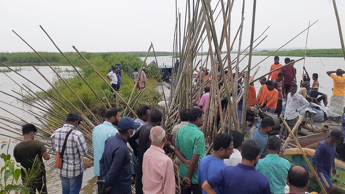 স্থানীয় কৃষক ও শ্রমিকদের নিয়ে প্রশাসনের কর্মকর্তারা বাঁধের ভাঙা অংশ মেরামতের চেষ্টা করছেন। আজ দুপুরে উপজেলার মেন্দিপুর ইউনিয়নের জগন্নাথপুর এলাকায়
