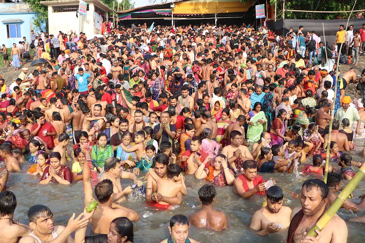 লাঙ্গলবন্দের রাজঘাটে অষ্টমী স্নানে পুন্যার্থীরা। ছবিটি আজ শনিবার দুপুরে নারায়ণগঞ্জের বন্দর উপজেলার লাঙ্গলবন্দ থেকে তোলা