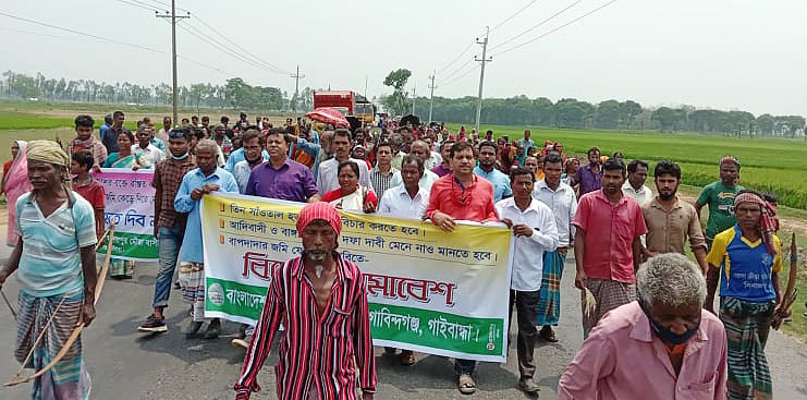 সাত দফা দাবিতে সমাবেশ করেছেন সাঁওতালেরা। সোমবার দুপুরে গোবিন্দগঞ্জ-দিনাজপুর আঞ্চলিক সড়কের গোবিন্দগঞ্জ উপজেলার কাটামোড় এলাকায়