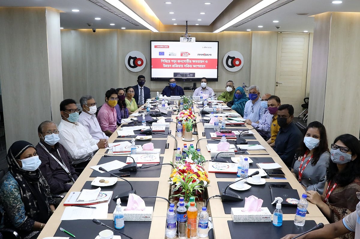 ইউরোপীয় ইউনিয়নের সহযোগিতায় ক্রিশ্চিয়ান এইড, নাগরিক উদ্যোগ ও প্রথম আলো আয়োজিত ‘পিছিয়ে পড়া জনগোষ্ঠীর ক্ষমতায়ন ও উন্নয়ন প্রক্রিয়ায় অংশগ্রহণ’ শীর্ষক গোলটেবিল বৈঠকে আলোচকেরা। আজ শনিবার প্রথম আলো কার্যালয়ে