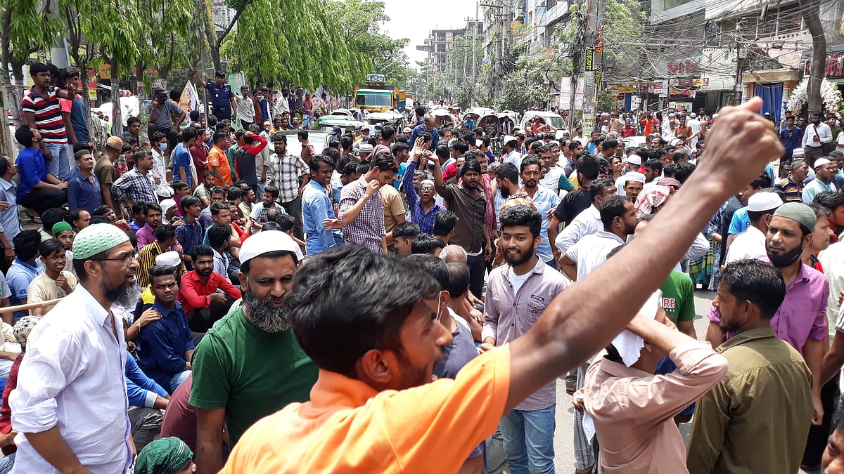 আট দফা দাবিতে সড়ক অবরোধ করে বিক্ষোভ সমাবেশ করে নারায়ণগঞ্জ হোসিয়ারি শ্রমিক ইউনিয়ন। শহরের বঙ্গবন্ধু সড়কের উকিলপাড়া এলাকায়
