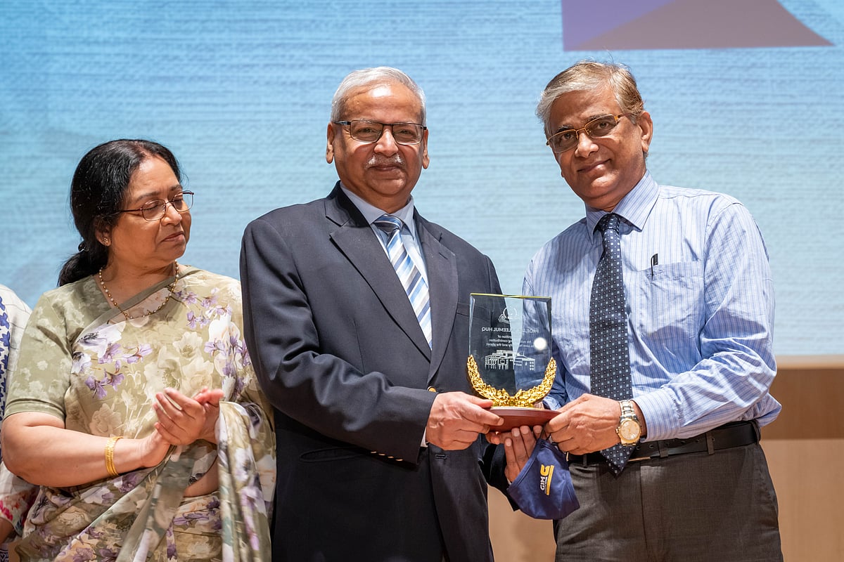 রাজধানীর বসুন্ধরা আবাসিক এলাকায় আইইউবি ক্যাম্পাসে অধ্যাপক সালিমুল হককে সংবর্ধনা দেওয়া হয়