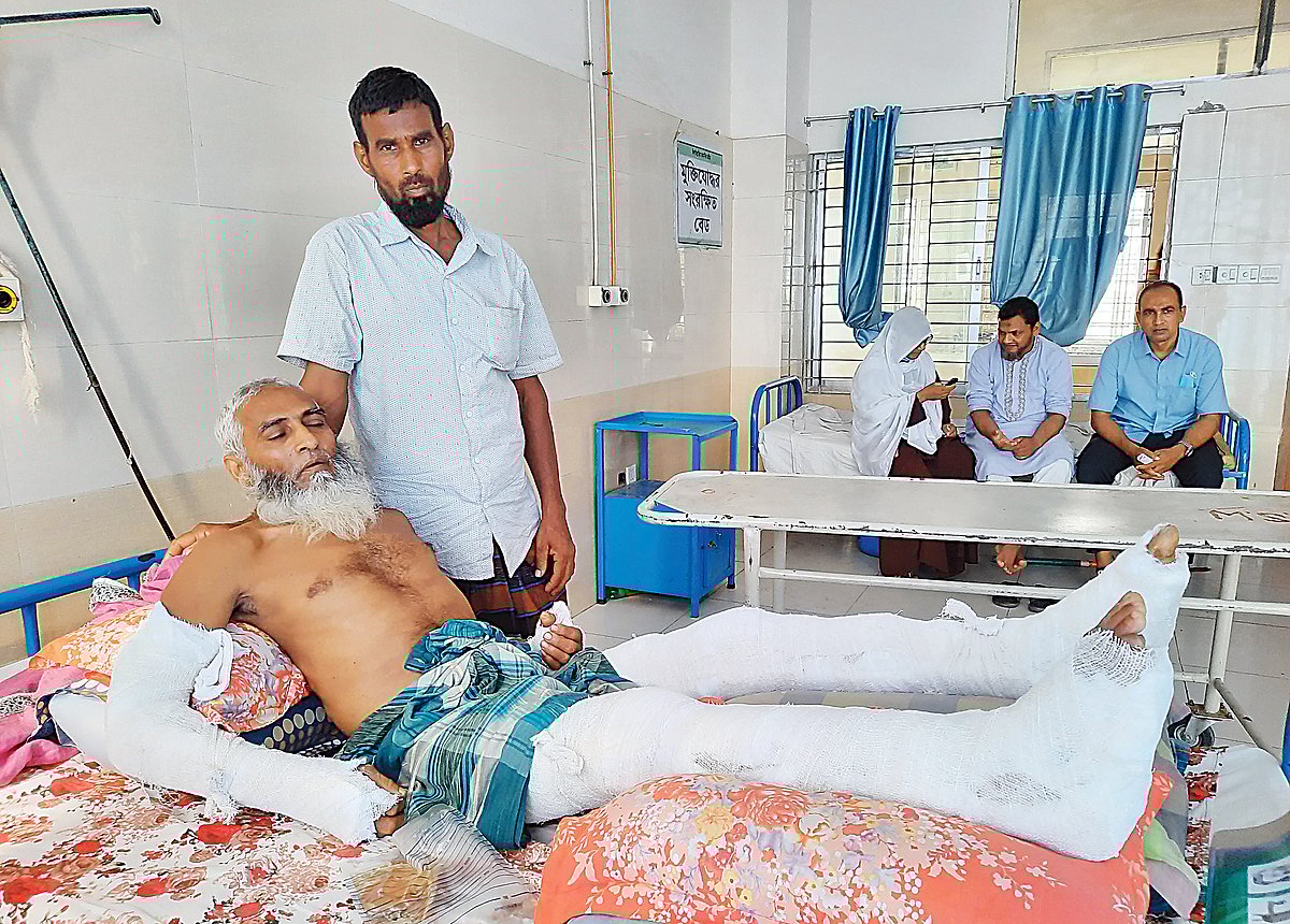 ঝিনাইদহ সদর উপজেলার হরিশংকরপুর ইউপির চেয়ারম্যান ও  তাঁর লোকজনের বিরুদ্ধে হামলার অভিযোগ উঠেছে। আহত ব্যক্তিরা ঝিনাইদহ সদর হাসপাতালে চিকিৎসাধীন