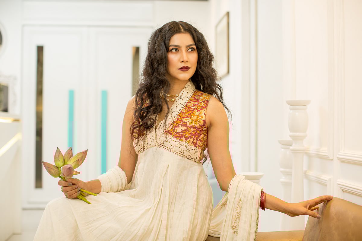 পয়লা বৈশাখে সেজে উঠতে পারেন সাদার সৌন্দর্যৈ।