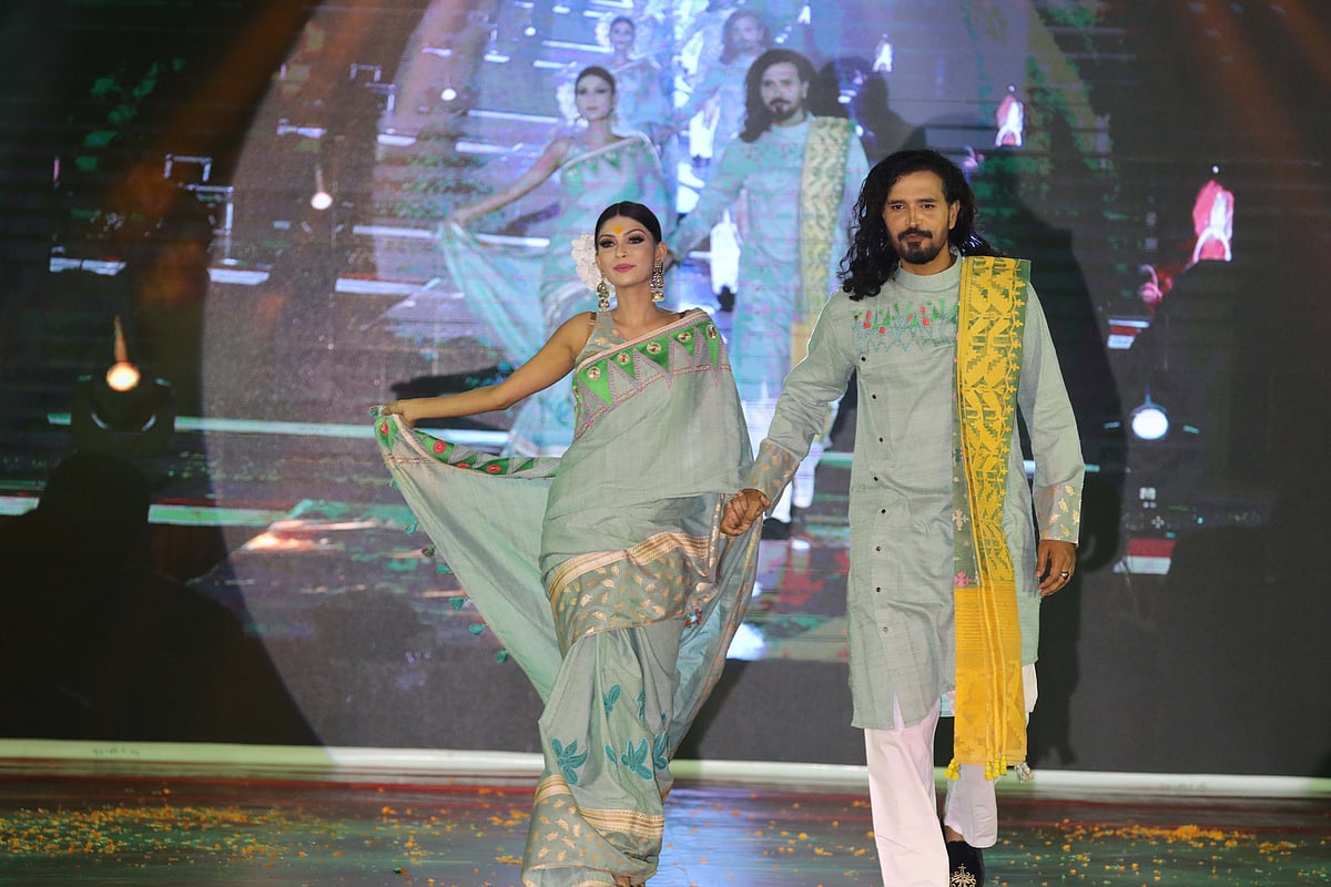 ডিজাইনার রওশন আরা চৌধুরী পোশাকে দেশীয় ঐতিহ্য তুলে ধরেন