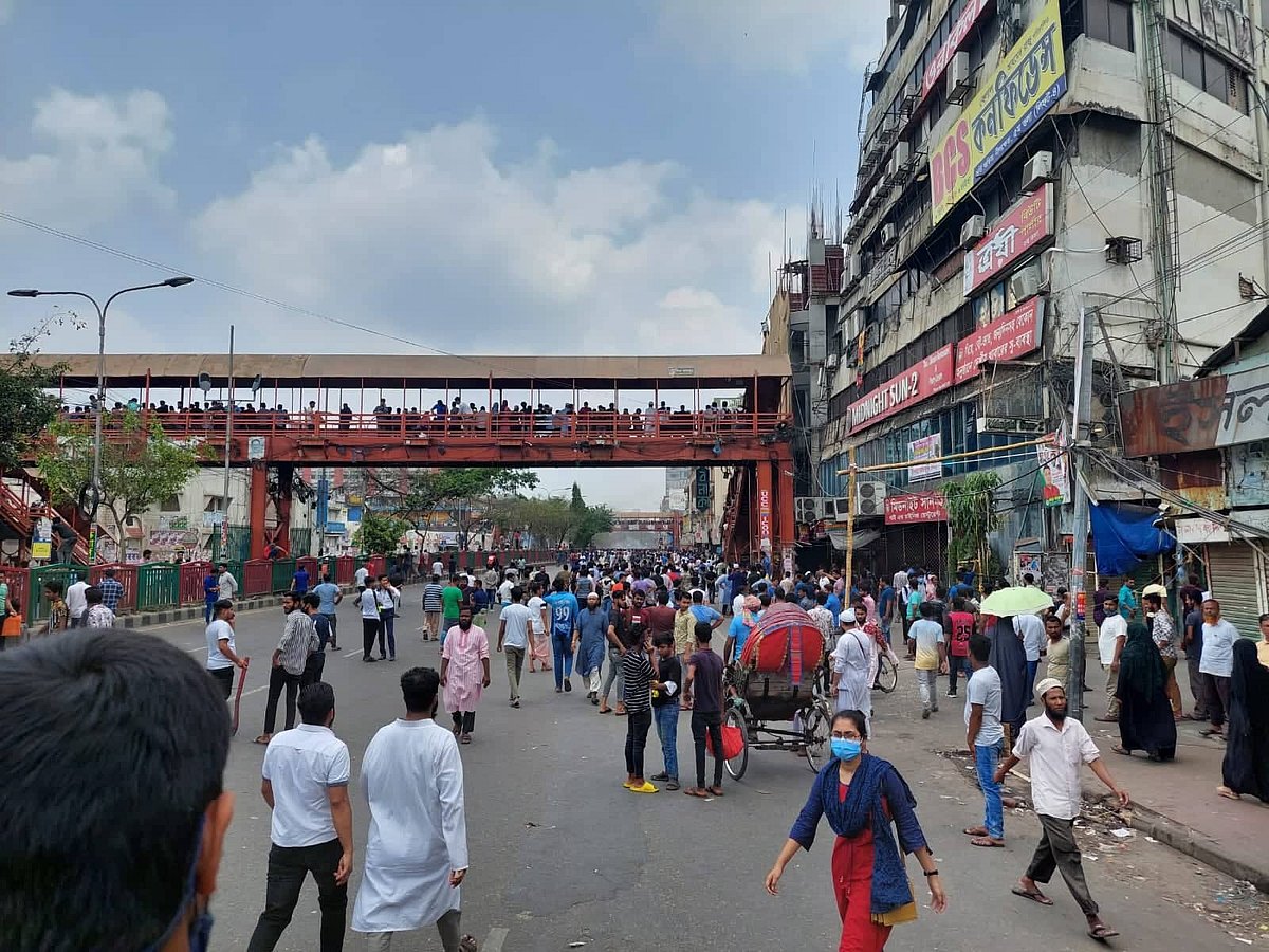 নিউমার্কেটের ব্যবসায়ীদের সঙ্গে ঢাকা কলেজের ছাত্রদের সংঘর্ষে এলাকা ফাঁকা হয়ে যায়