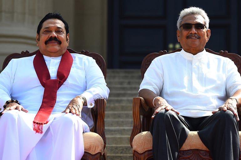 শ্রীলঙ্কার প্রেসিডেন্ট গোতাবায়া রাজাপক্ষে (ডানে) এবং তাঁর ভাই প্রধানমন্ত্রী মাহিন্দা রাজাপক্ষে