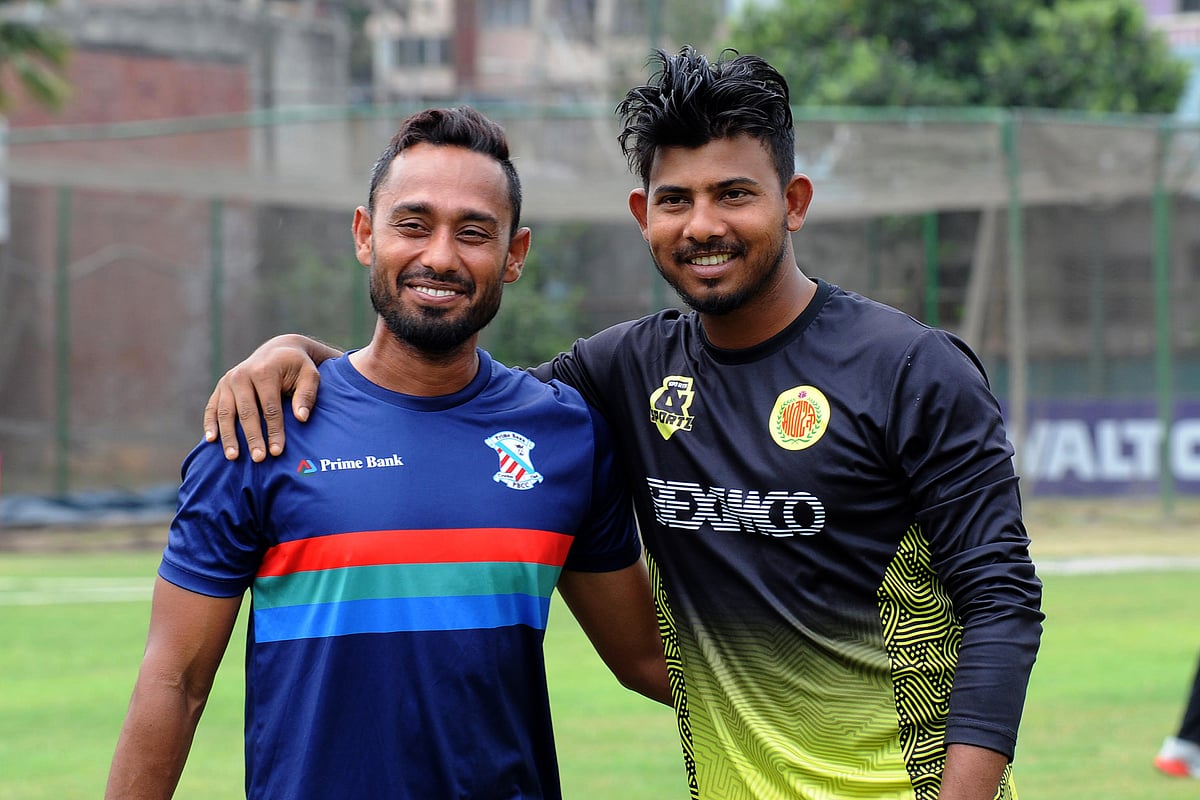 ঢাকা প্রিমিয়ার ক্রিকেট লিগের সুপার লিগে প্রথম দিনে মোহাম্মদ মিঠুনের (বাঁয়ে) প্রাইম ব্যাংকের মুখোমুখি মোসাদ্দেক হোসেনের আবাহনী