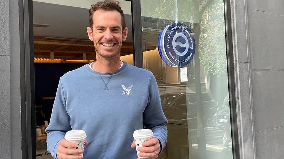 মুহূর্তেই মনকে চাঙা করতে কফির ধারেকাছে কি কিছু আছে? বিশ্বাস হয় না? তাহলে অ্যান্ডি মারের মুখেই শুনুন, ‘বছরের পর বছর মনমরা হয়ে কাটিয়ে দিয়েছি, মুখে হাসি ফোটাতে পারিনি। কে জানত, শুধু কফি পেলেই সব সমস্যা মিটে যেত।’