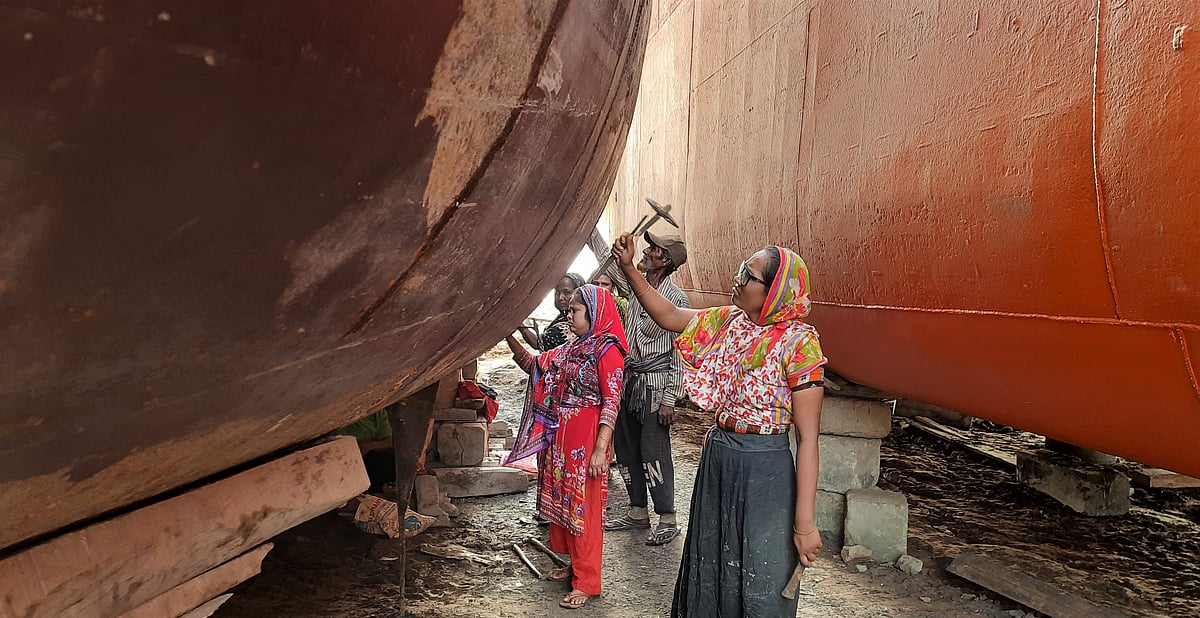 ডকইয়ার্ডে কাজ করছেন নারী শ্রমিকেরা। খুলনা নগরের ওয়াপদা বেড়িবাঁধের কাস্টম ঘাট এলাকায়
