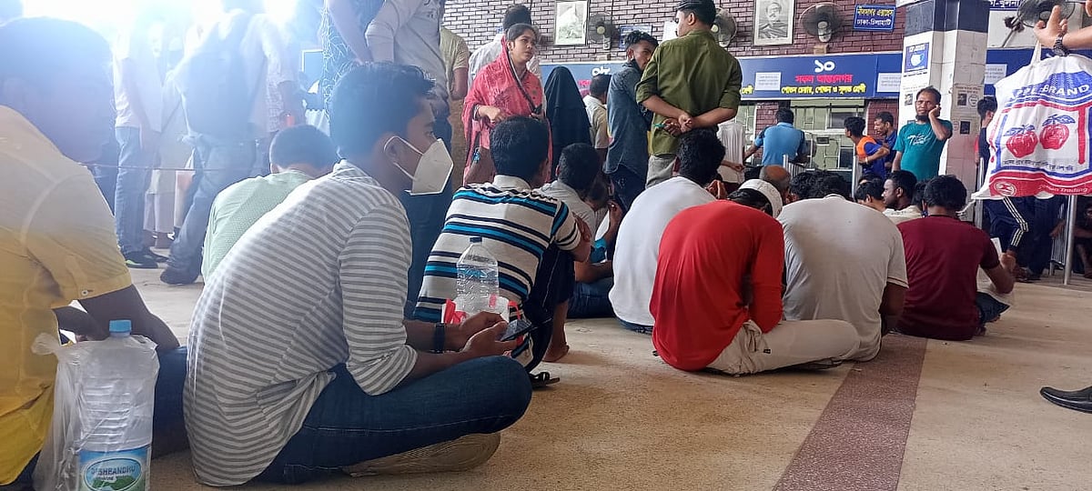 কাল দেওয়া হবে ৩০ এপ্রিলের টিকিট। টিকিটের জন্য আজ দুপুরেই কাউন্টারে লাইনে দাঁড়িয়েছেন তাঁরা