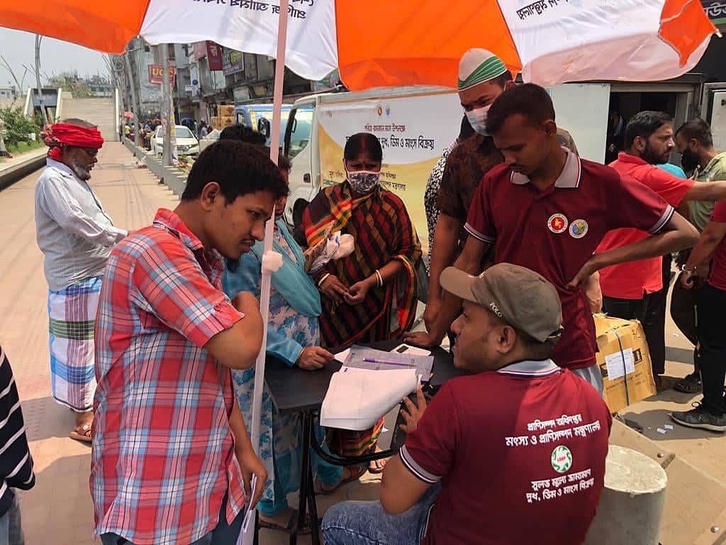 মৎস্য ও প্রাণিসম্পদ মন্ত্রণালয়ের উদ্যোগে রাজধানীতে পরিচালিত হচ্ছে সুলভ মূল্যে দুধ, ডিম ও মাংসের ভ্রাম্যমাণ বিক্রি