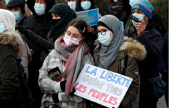 ফ্রান্সের মুসলমান নাগরিকেরা, যাঁদের অনেকেই এখন অভিবাসীদের দ্বিতীয় কিংবা তৃতীয় প্রজন্মের সন্তান, তাঁদের এখন অধিকারহীনতার বিরুদ্ধে ক্রমাগত আওয়াজ তুলতে হচ্ছে