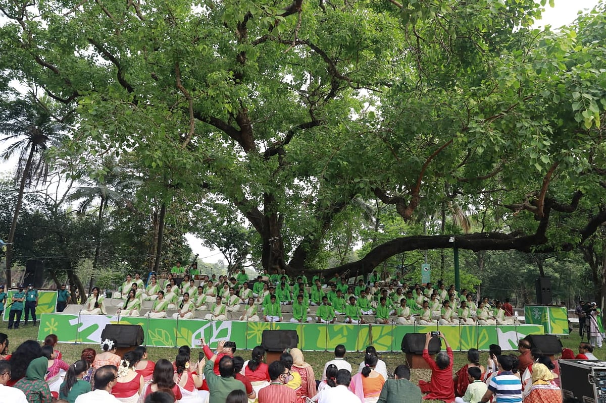 যন্ত্রবাদনের মধ্য দিয়ে সূচনা হয়েছে ছায়ানটের বর্ষবরণ ১৪২৯ এর অনুষ্ঠান