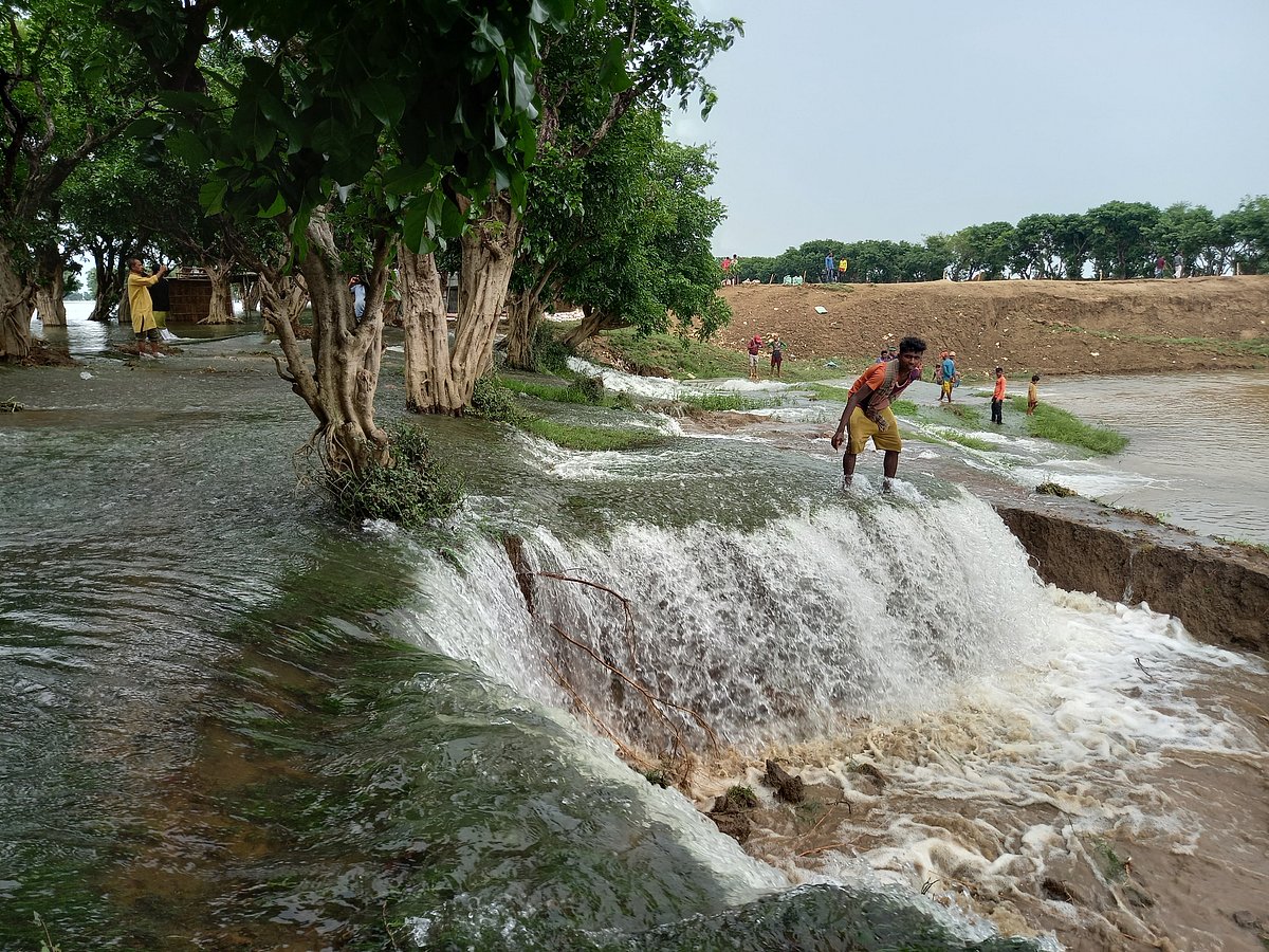 টাঙ্গুয়ার হাওরের আসা পাহাড়ি ঢলের পানি উপচে তীব্র বেগে ঢুকছে পাশের কাউজানি হাওরে। পাশেই অক্ষত আছে কাউজানি হাওরের ফসলরক্ষা বাঁধ