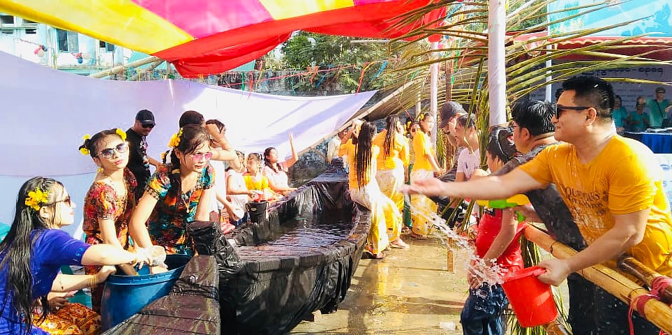 জলকেলিতে অংশ নেওয়া রাখাইন তরুণ-তরুণীরা। মঙ্গলবার বিকেলে কক্সবাজার শহরের পেশকারপাড়ার একটি প্যান্ডেলে