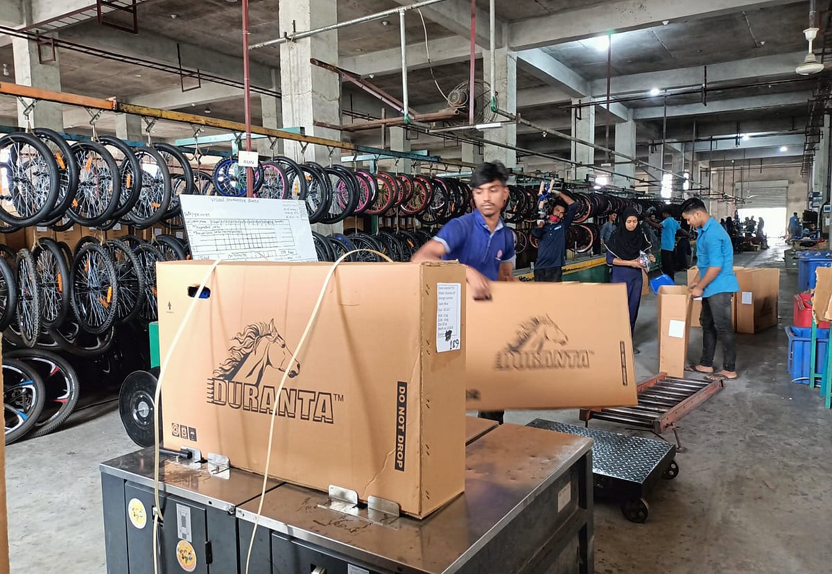 রংপুরের গঙ্গাচড়ায় আরএফএলের বাইসাইকেল কারখানায় কাজ করছেন শ্রমিকেরা। এখানে ১০০ নারী ও ৩০০ পুরুষের কর্মসংস্থান হয়েছে।