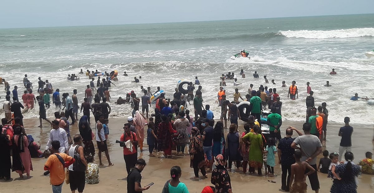 অশনির প্রভাবে কক্সবাজার সমুদ্র সৈকত উত্তাল। ঝুঁকি নিয়ে গোসলে নেমেছেন পর্যটকেরা। আজ দুপুরে সৈকতের সুগন্ধা পয়েন্ট