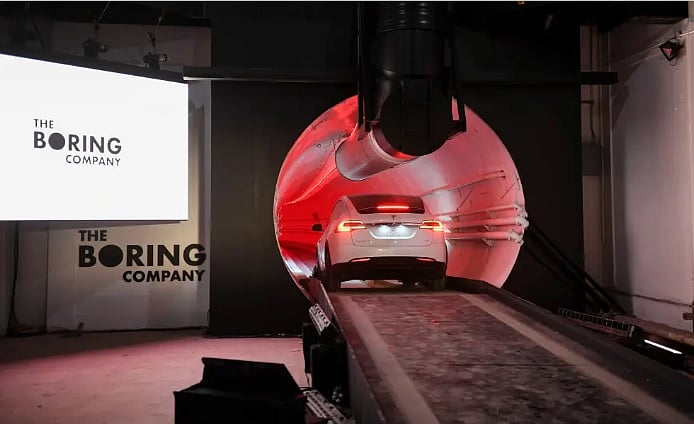 বোরিংয়ের পাতালপথে চলছে টেসলার গাড়ি।